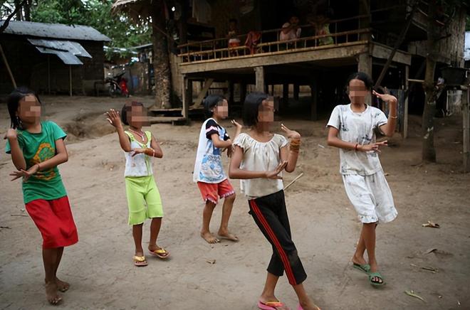 抑”国组团去老挝嫖连大使馆都看不下去了pg电子免费试玩模拟器东亚第一“性压(图10)